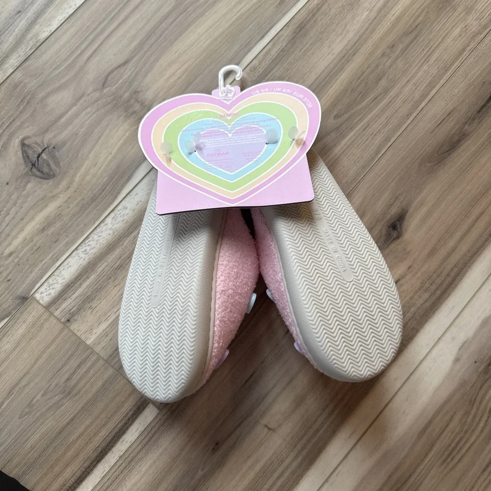 Danbar Slippers Girls Size 5/6 Pink Fuzzy‎ Rainbow Heart Slip On Shoes NEW